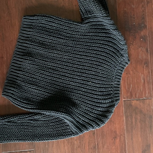 🦄 4/$40 Basic Cropped Chunky Black Sweater - Picture 3 of 3